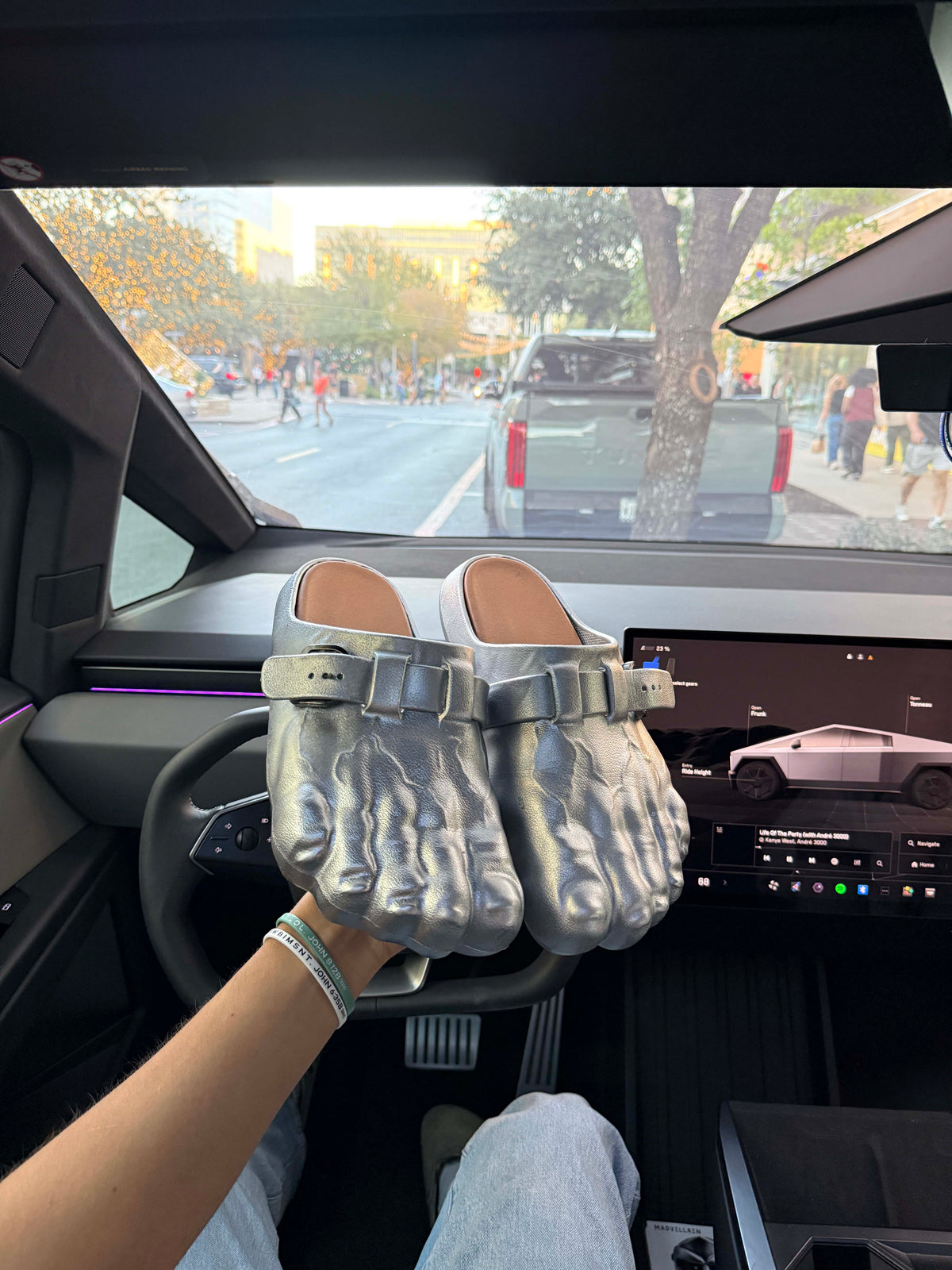 FOOT CLOGS